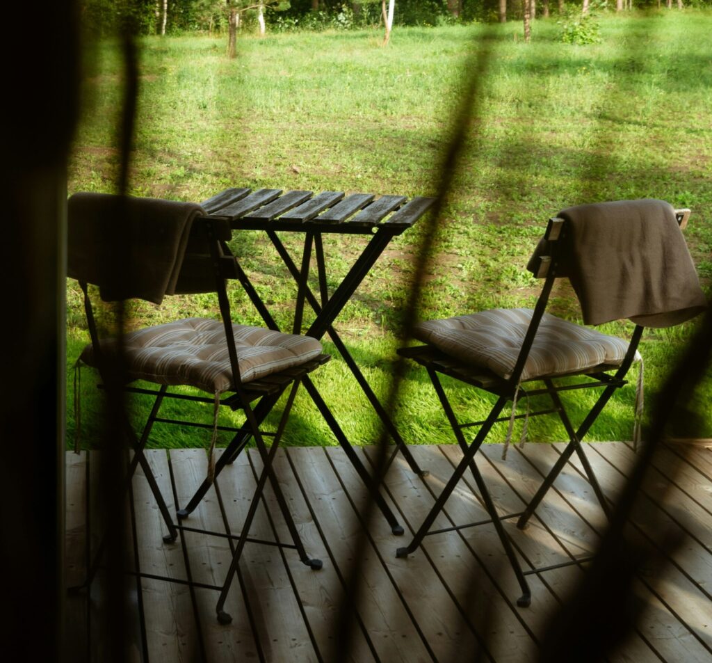 mały taras z deski kompozytowej