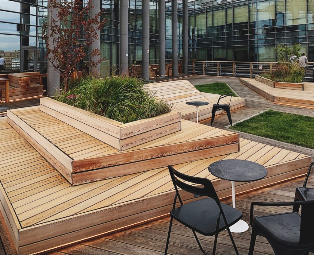 Kompozyt nie tylko w ogrodzie. Wykorzystanie deski kompozytowej w przestrzeni publicznej