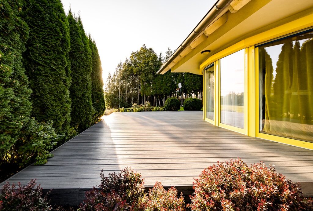 Realizacja tarasu Trex Transcend przy domu.