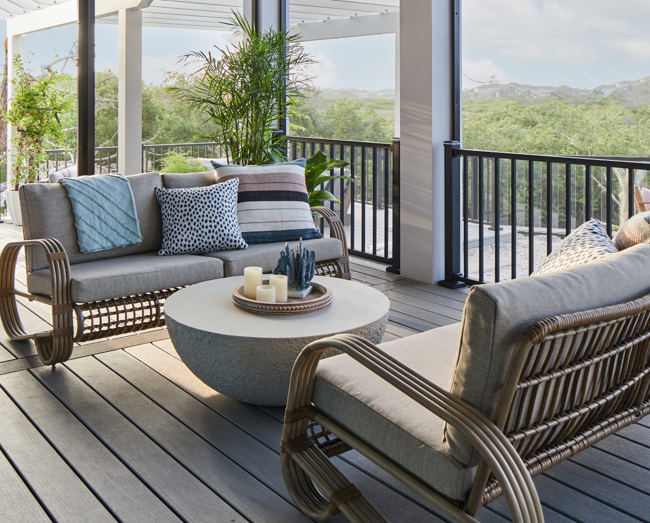 Ogród zimowy wykorzystujący elementy konstrukcyjne metalowe oraz betonowe oraz deski kompozytowe jako podłoże.