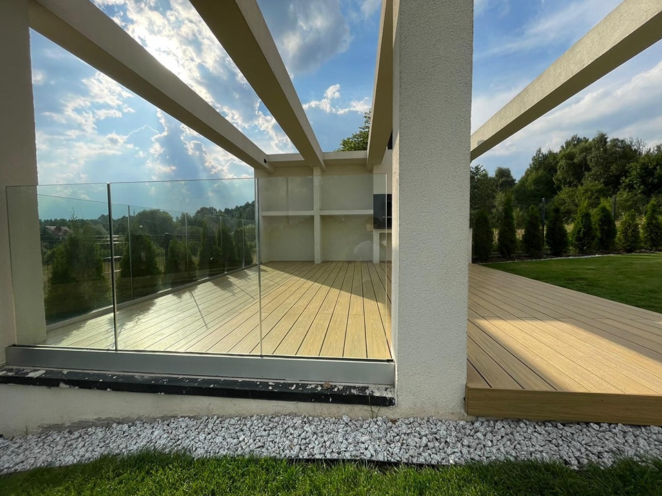 Taras kompozytowy ze szklaną balustradą - realizacja Fabryki Tarasów.
