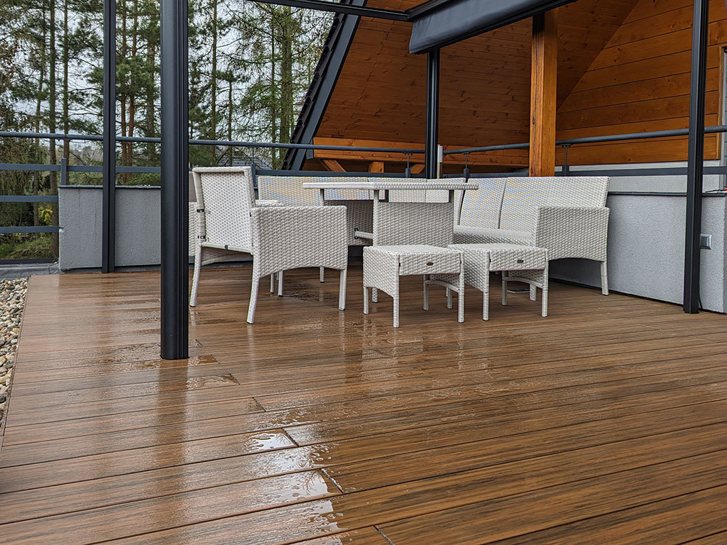 Meble ogrodowe na tarasie kompozytowym.