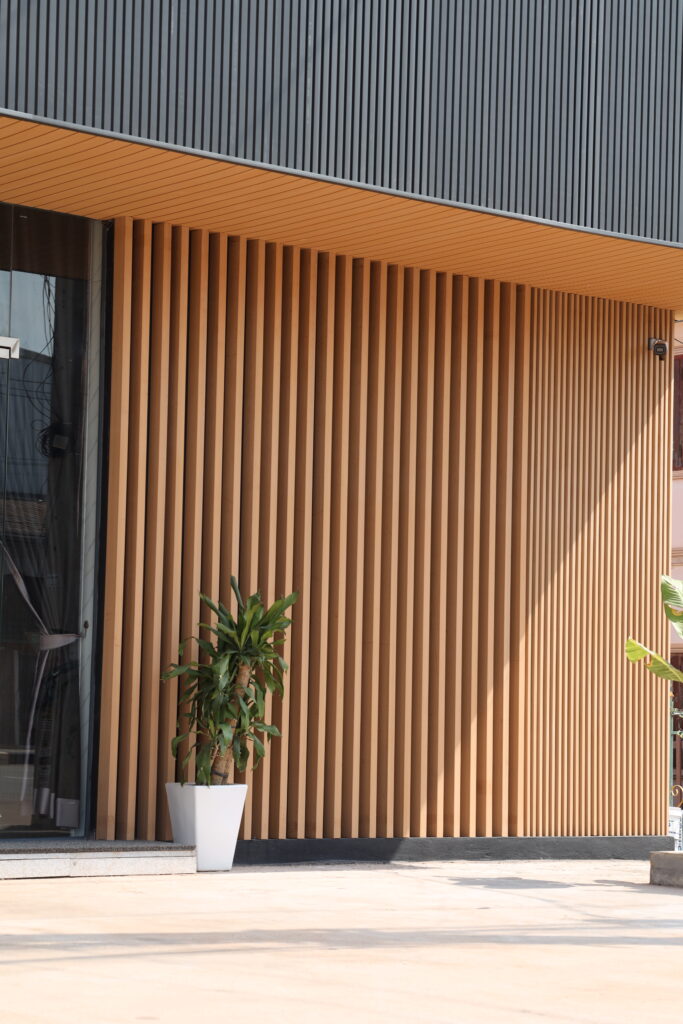Lamele elewacyjne zamontowane na ścianie nowoczesnego domu.