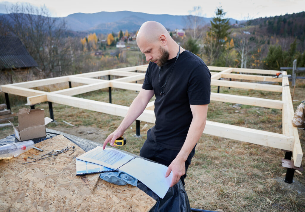 Mężczyzna budujący podstawę tarasu wentylowanego.