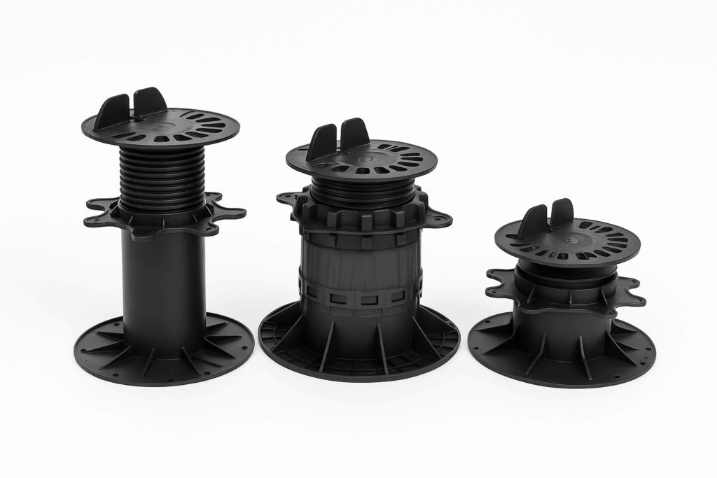 Trzy modele wsporników regulowanych pod taras na białym tle.