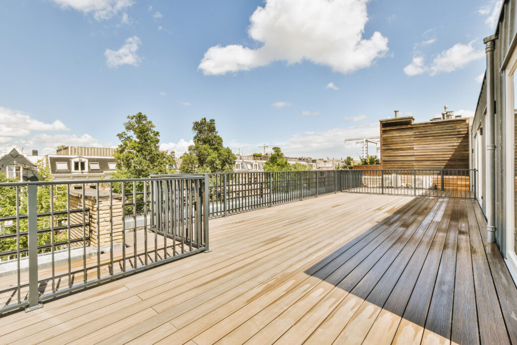 Taras wykonany nad garażem jako element zabudowy w domkach szeregowych.